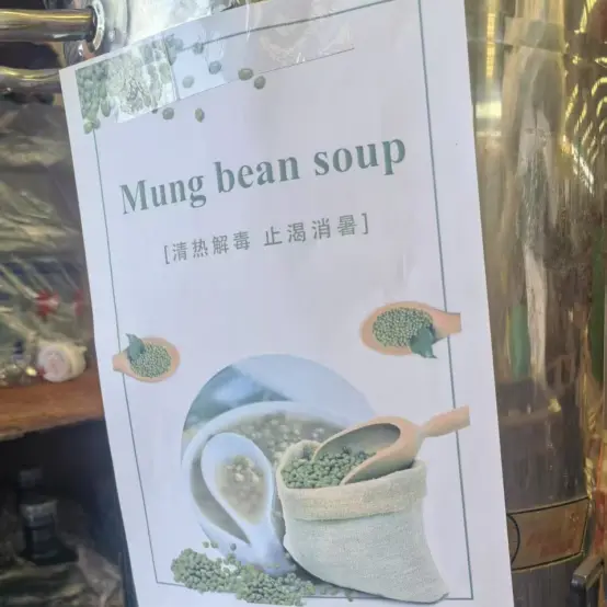 Li Weiyuanek berotu eta hozte hornigaiak banatzen ditu langileei