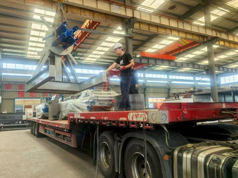 Liweiyuan altzairuzko egitura C / Z Purlin-banan makina bat iristen da