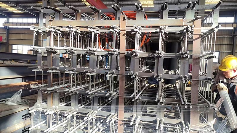 Qingdao Liweiyuan-ek indar handiko aingura-torlojuak eskaintzen ditu NZ Chicken Farm-erako