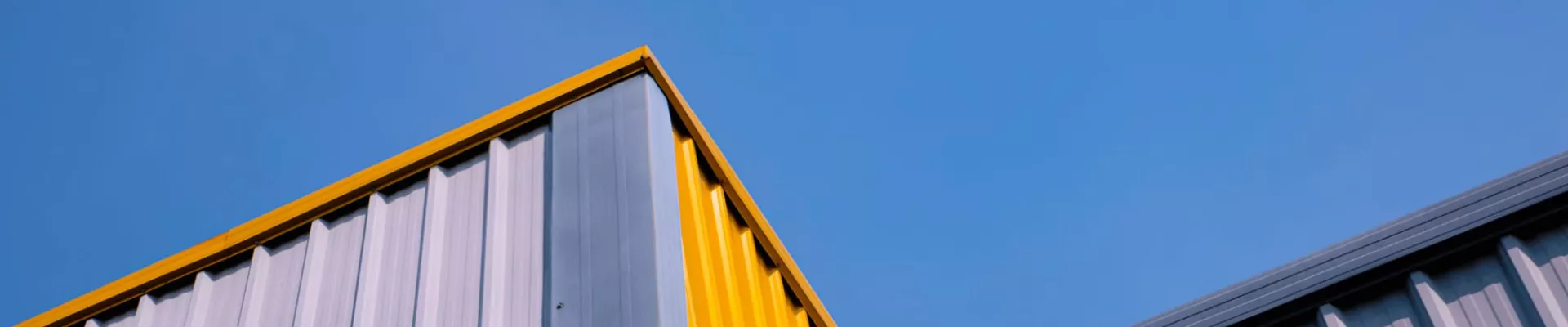 Koloretako altzairuzko plakak